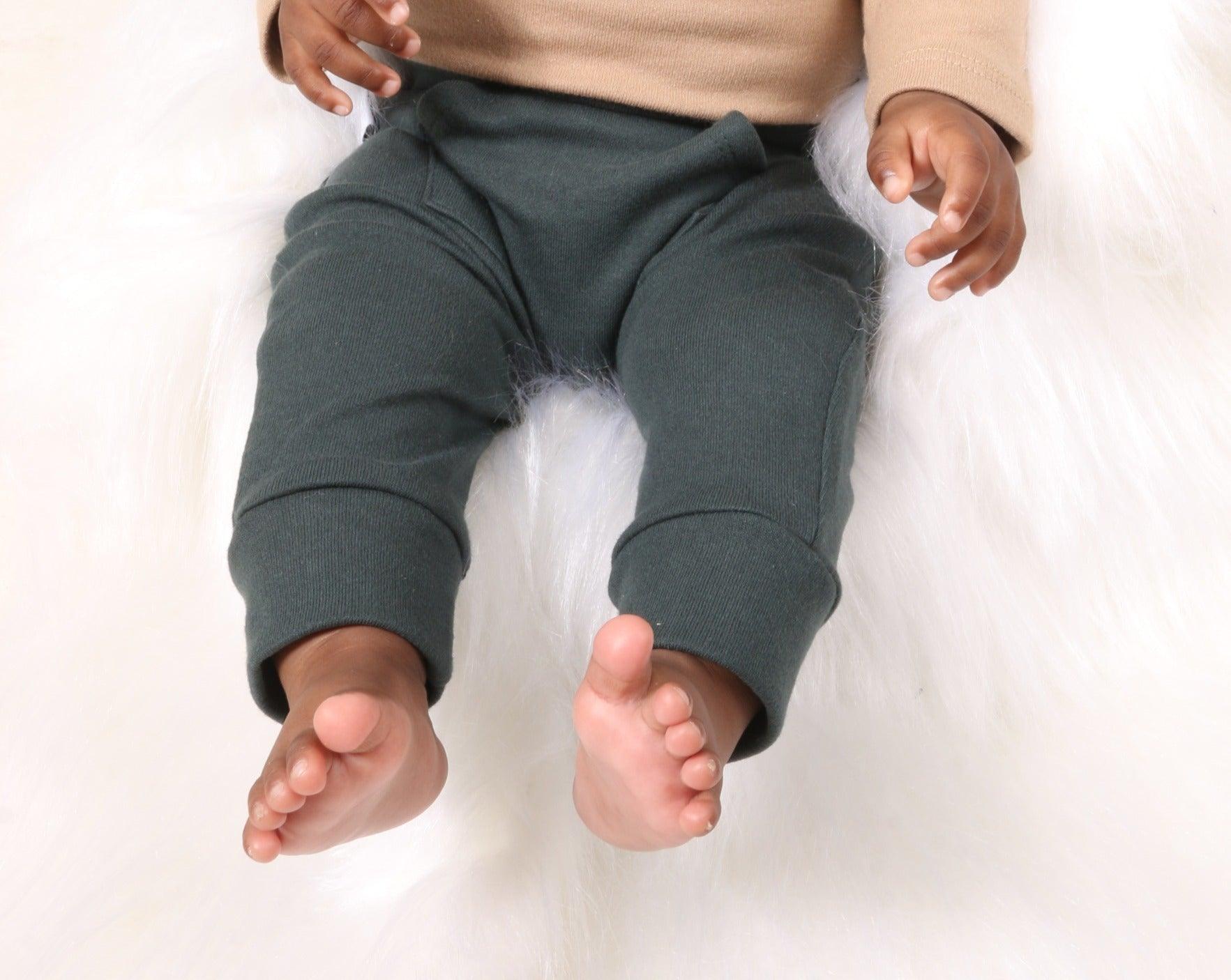 Calça Bebê e Infantil Unissex Com Bolso Canguru - Algodão Premium Liso | Verde Mate