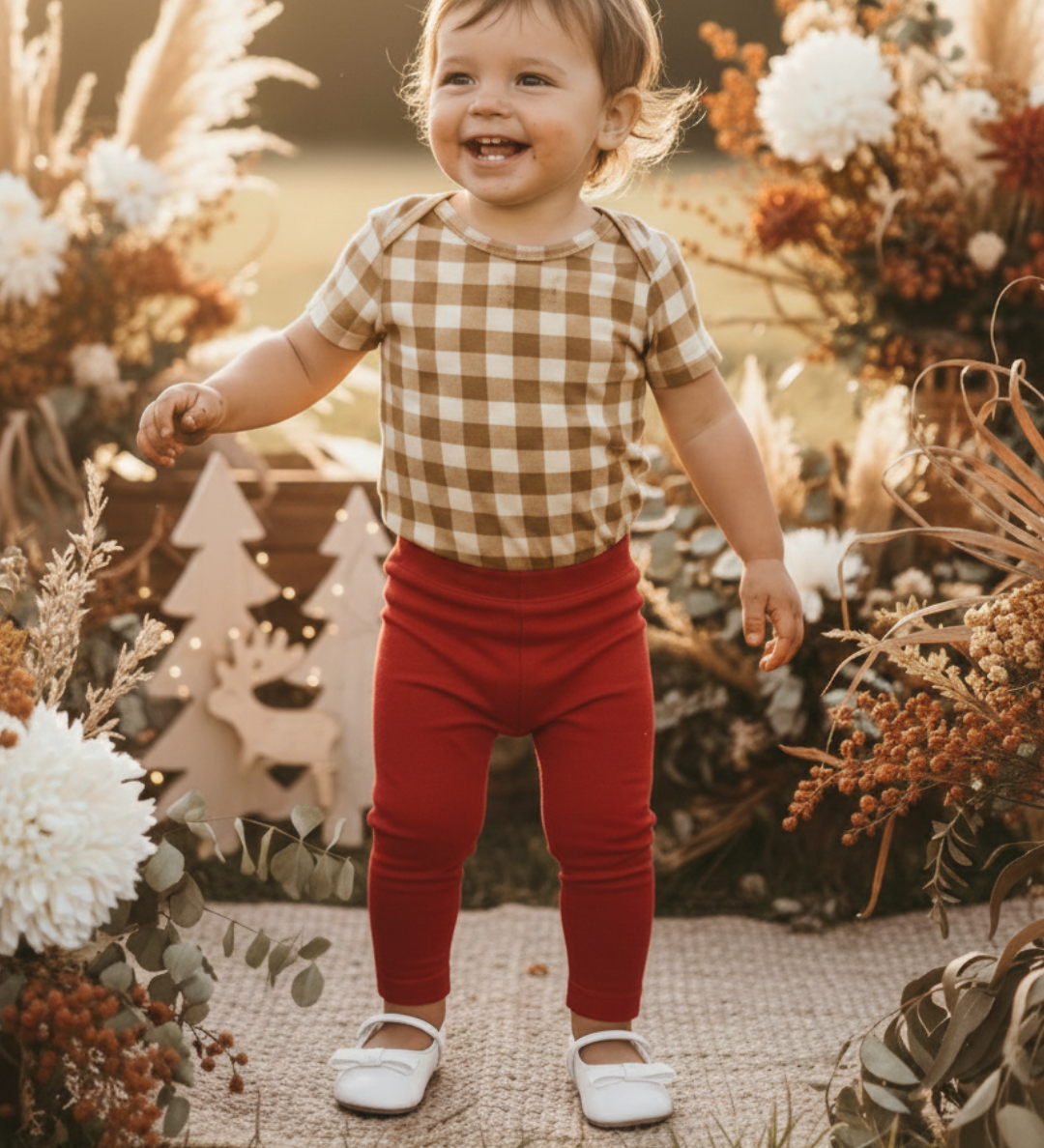 Look de Natal Minimalista para Bebês: Vichy Marrom + Vermelho para um Natal Aconchegante e Cheio de Charme