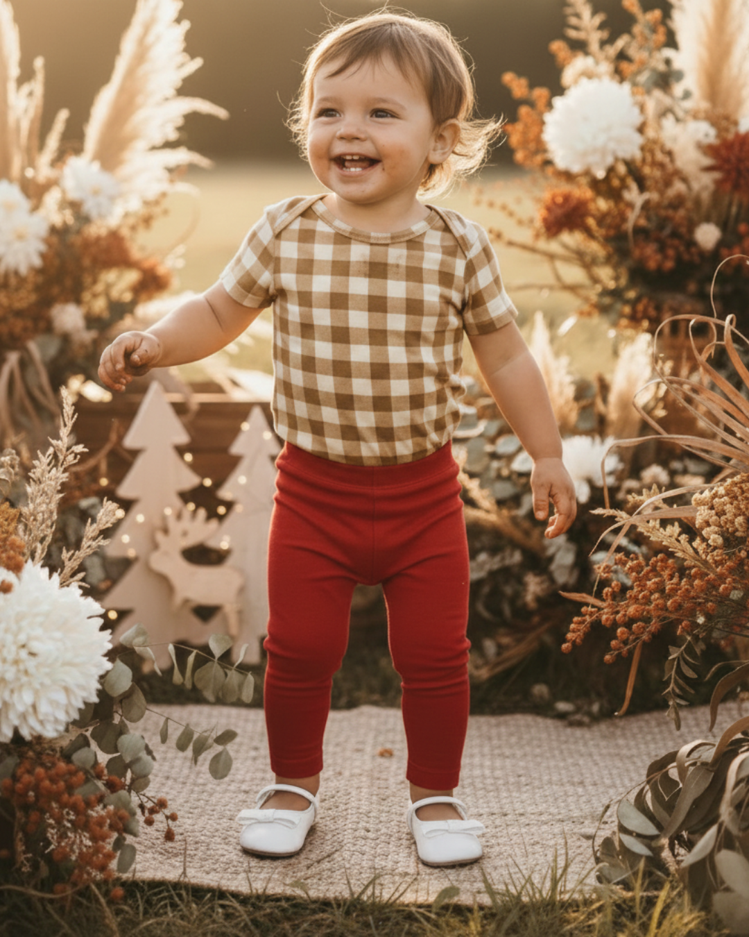 Look de Natal Minimalista para Bebês: Vichy Marrom + Vermelho para um Natal Aconchegante e Cheio de Charme