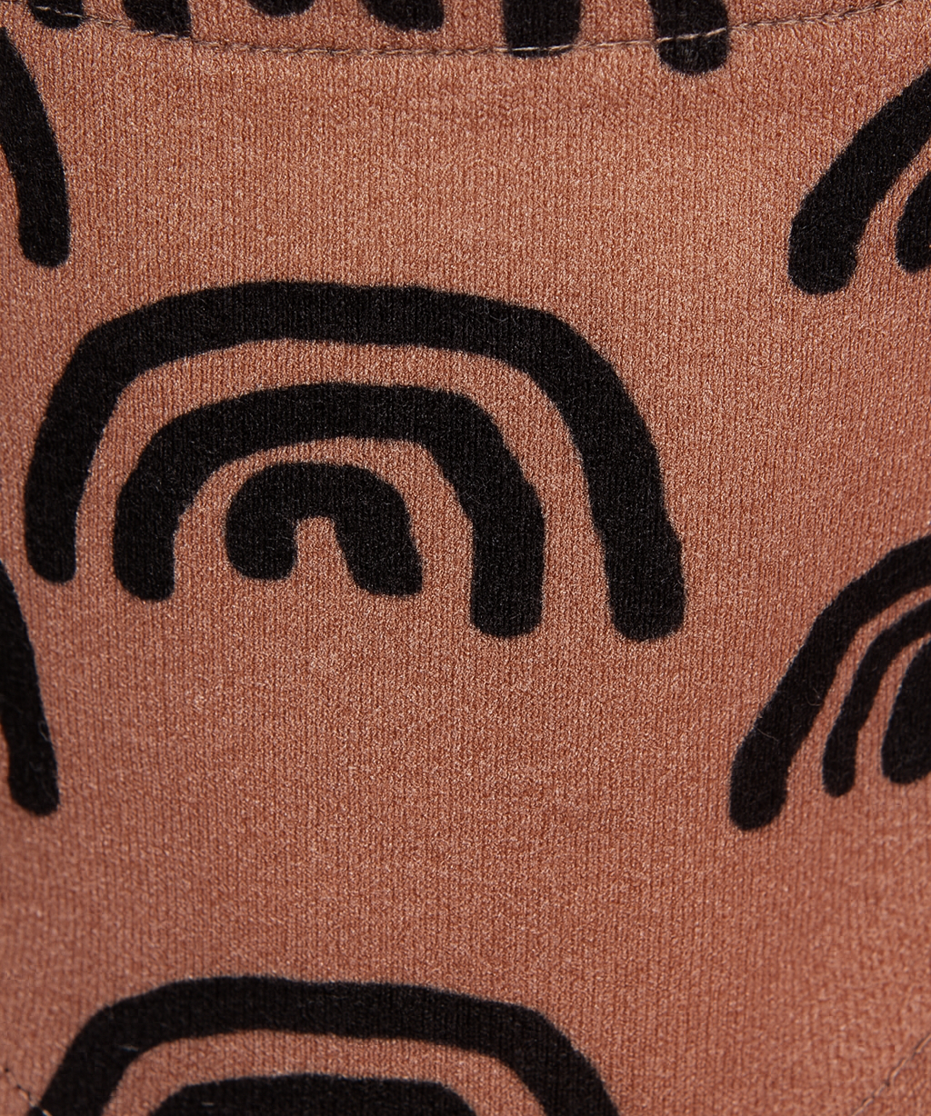 Bandana Babador Bebê Super Absorvente Forro Atoalhado Premium estampa exclusiva Arco Iris Boho Fundo Marrom close detalhe