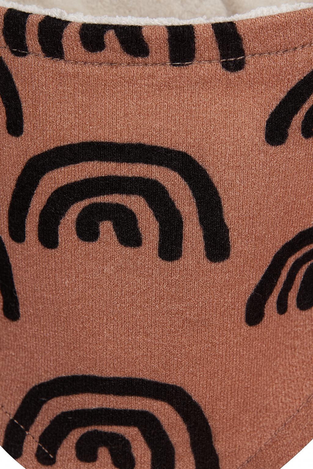 Bandana Babador Bebê Super Absorvente Forro Atoalhado Premium estampa exclusiva Arco Iris Boho Fundo Marrom close detalhe