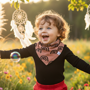 Bandana Babador Bebê Super Absorvente Forro Atoalhado Premium estampa exclusiva Arco Iris Boho Fundo Marrom menino de 2 anos usando