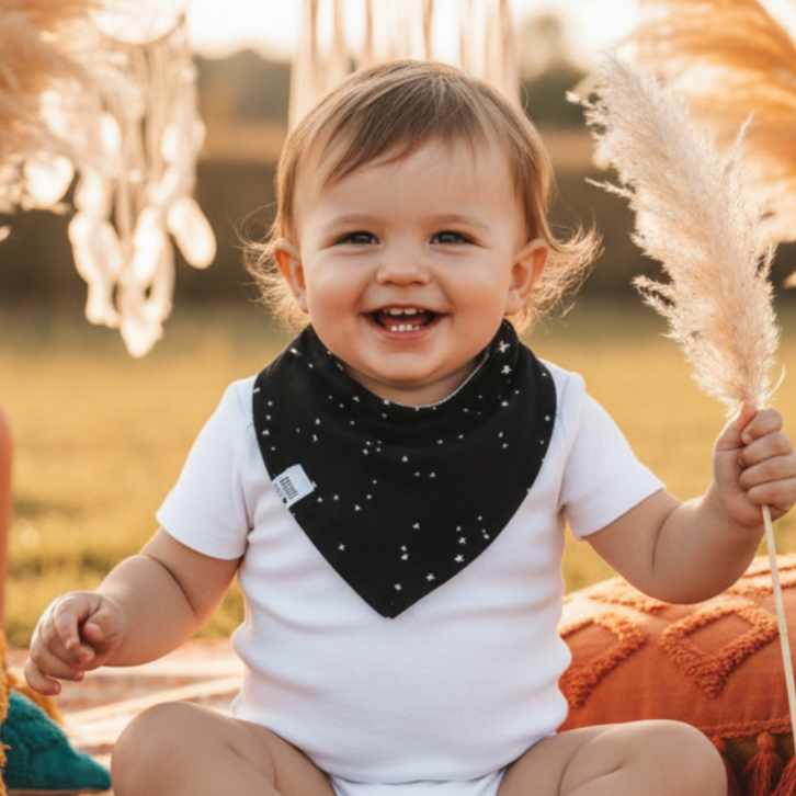 Bandana_Babador_Beb_Super_Absorvente_Forro_Atoalhado_Premium_estampa_exclusiva_ceu_estrelado bebe usando