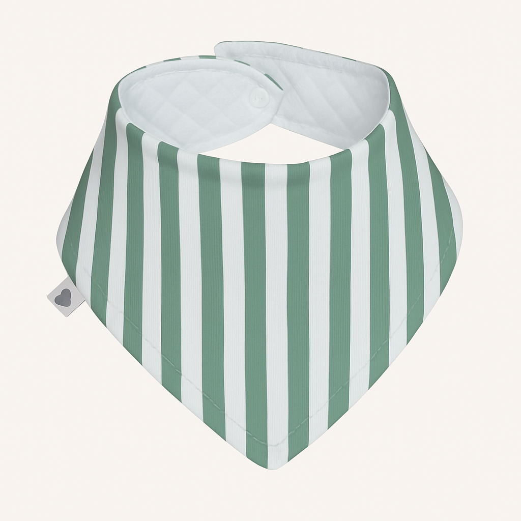 Bebê usando bandana babador unissex com estampa listrada vintage em algodão premium, em look minimalista e clássico.

