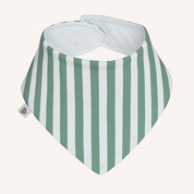 Bebê usando bandana babador unissex com estampa listrada vintage em algodão premium, em look minimalista e clássico.

