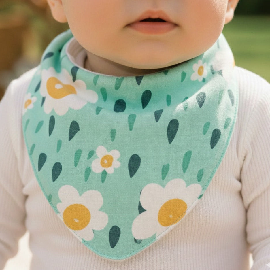Bandana_Babador_Beb_Super_Absorvente_Forro_Atoalhado_Premium_estampa_exclusiva_margaridas_vintage detalhe