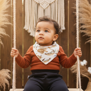 Bandana_Babador_Beb_Super_Absorvente_Forro_Atoalhado_Premium_estampa_exclusiva_tartarugas_aquareladas menino vestindo a bandana