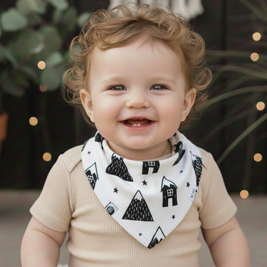 Bandana Babador Bebê Super Absorvente Forro Atoalhado Premium estampa exclusiva vila nordica crianca usando junto com body areia canelado