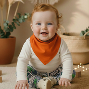 Bandana_Babador_Beb_Super_Absorvente_Forro_Atoalhado_Premium_lisa_cor_nudeBandana_Babador_Beb_Super_Absorvente_Forro_Atoalhado_Premium_lisa_cor_laranja_vibrante bebe usando