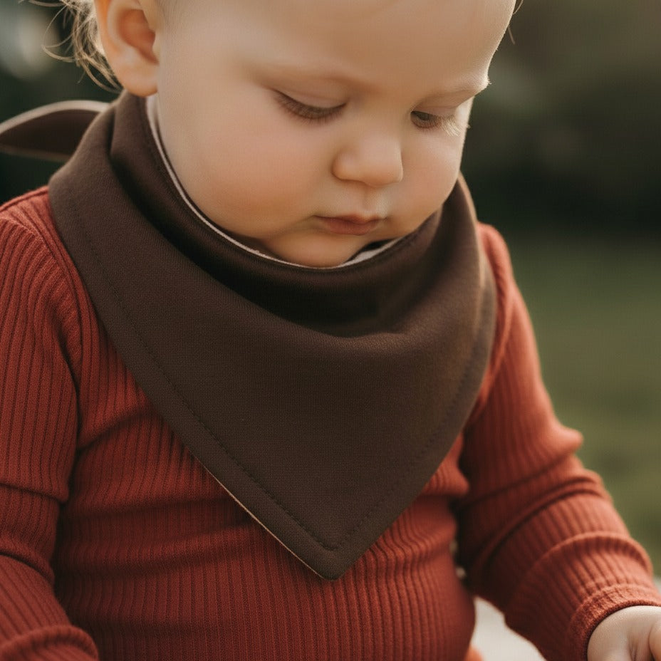 Bandana_Babador_Beb_Super_Absorvente_Forro_Atoalhado_Premium_lisa_marrom_cafe menino usando com body telha canelado