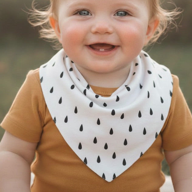 Bandana_Babador_Bebr_Unissex_Algod_o_Premium_Estampa_Exclusiva_chuva vestida por um bebe encantador com body mostarda manga curta