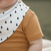 Bandana_Babador_Beb_Unissex_Algod_o_Premium_Estampa_Exclusiva_chuva detalhe