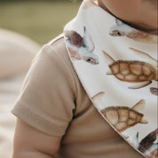 Bandana_Babador_Beb_Unissex_atoalhada_tartarugas_aquareladas_detalhe