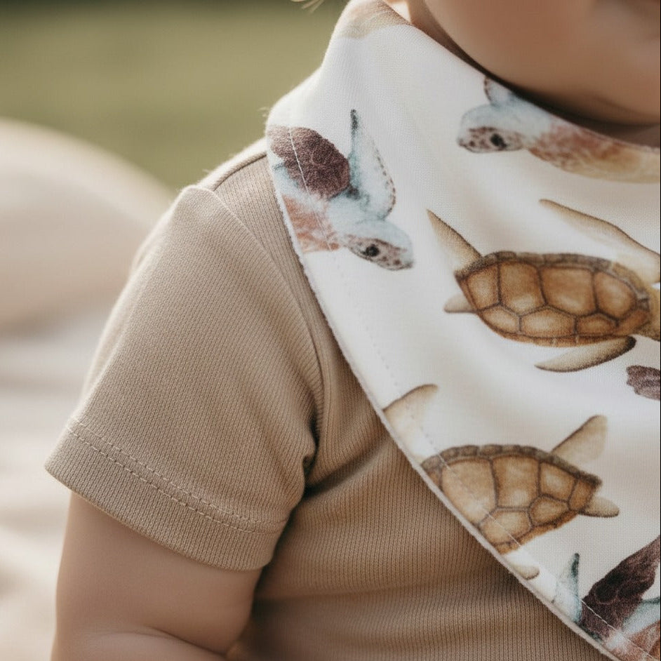 Bandana_Babador_Beb_Unissex_atoalhada_tartarugas_aquareladas_detalhe