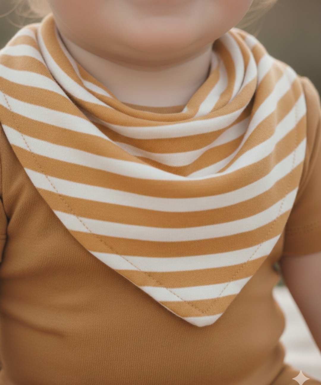 Bandana Babador Listras Horizontais simetricas mostarda com forro atoalhado close