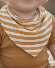  Bandana Babador Listras Horizontais simetricas mostarda com forro atoalhado close