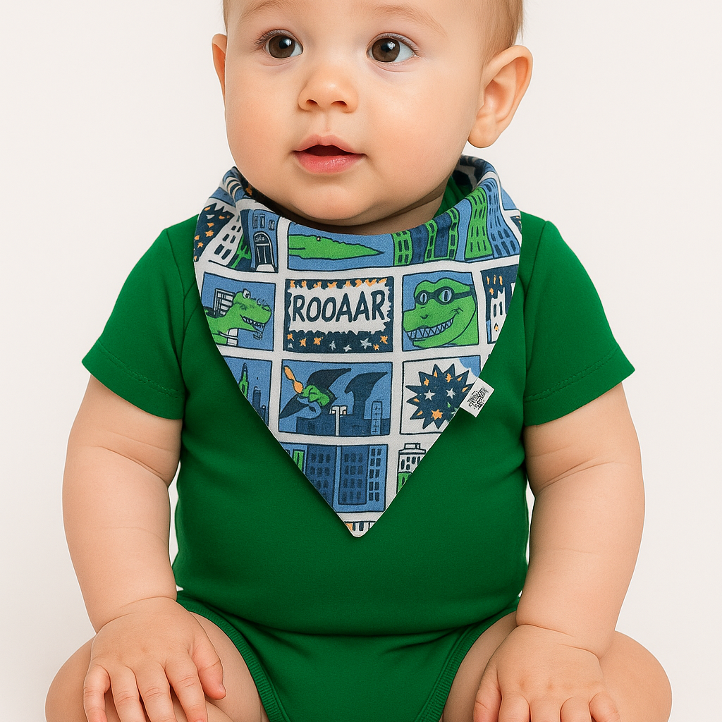 Body de bebê manga curta verde bandeira em algodão stretch premium, usado por bebê de 4 meses em ambiente boho chic com madeira e luz natural.

