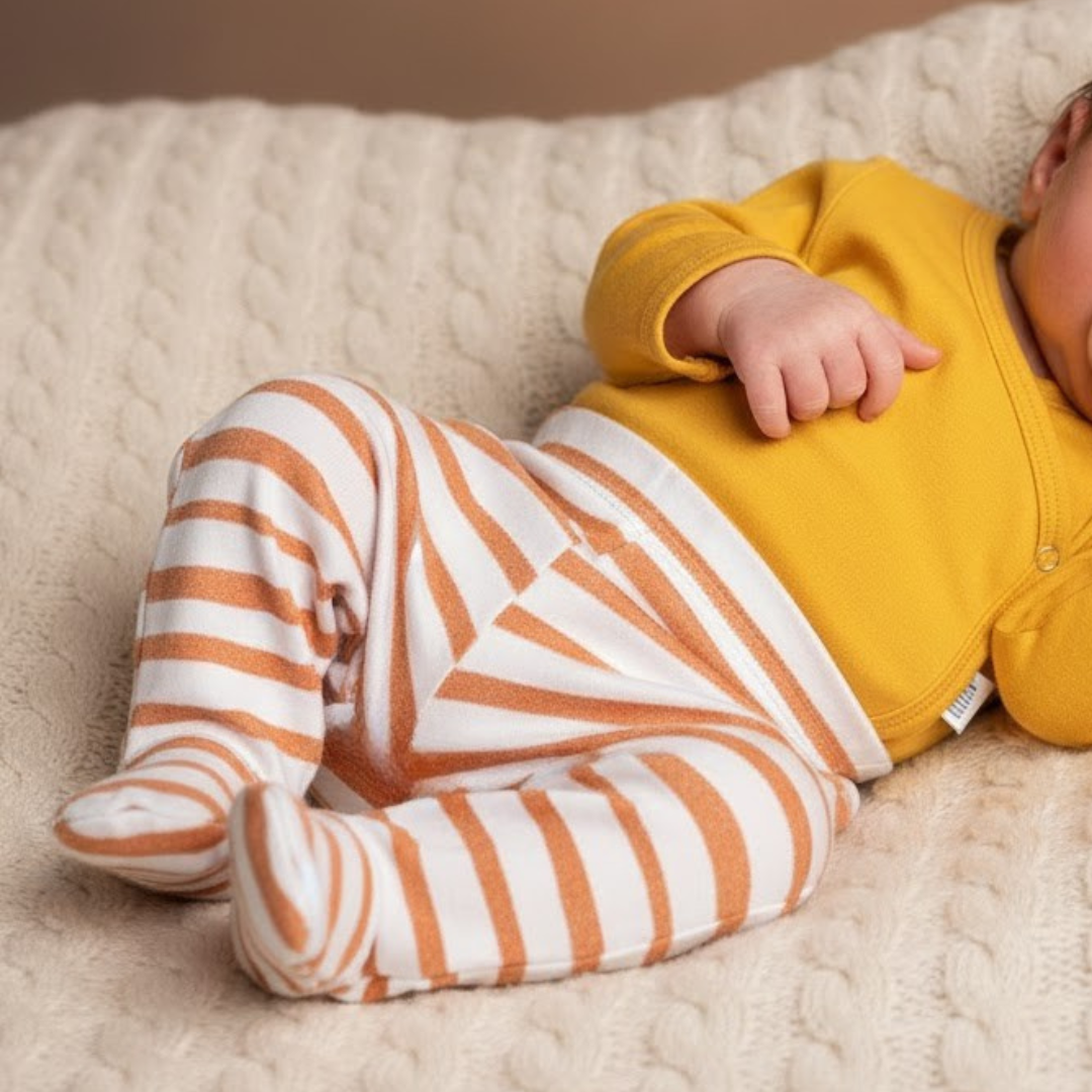 Calça Recém-Nascido com Pezinho Unissex – Algodão Premium Estampa Exclusiva | Listras Amarelas
