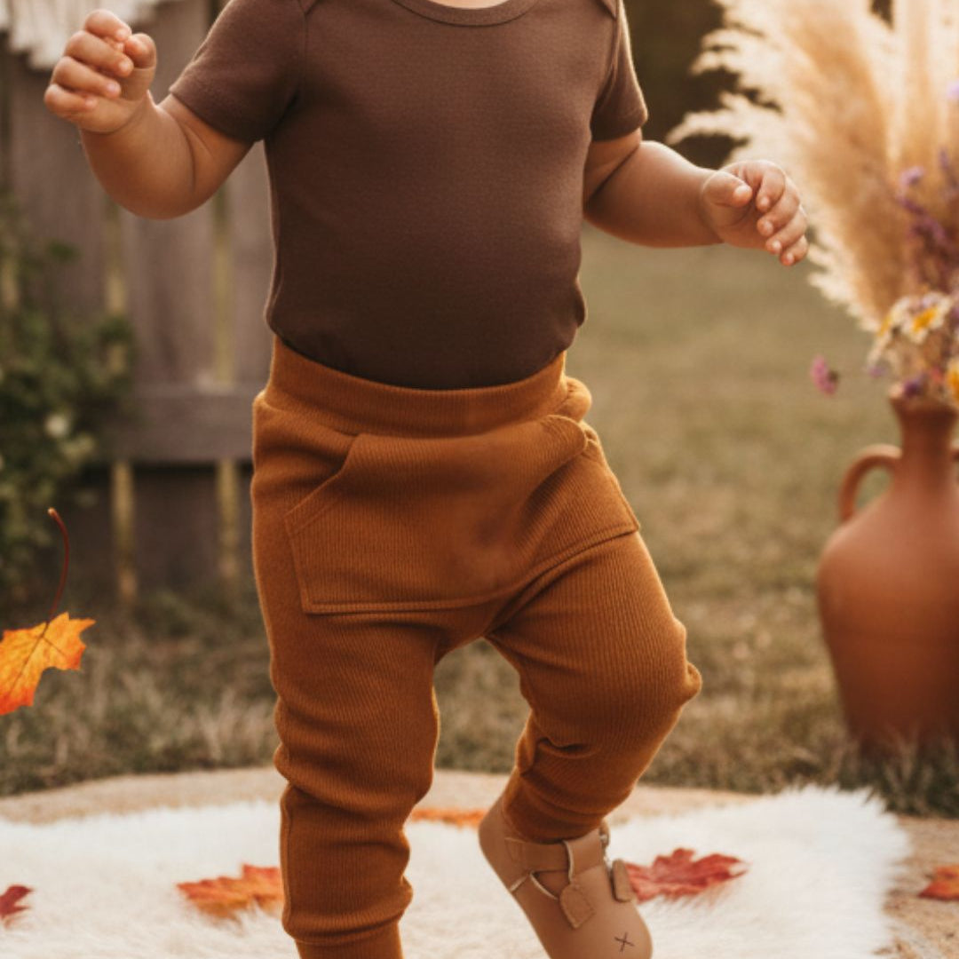 Menino vestindo Calça Bebe e Infantil Bolsão Canguru Unissex Algodao Canelado Premium Liso Caramelo