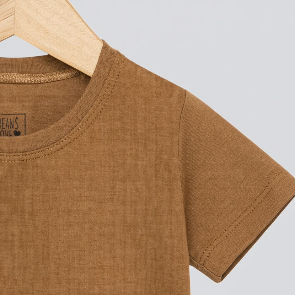 Camiseta bebe infantil 100 por cento algodao lisa means love baby cor marrom claro detalhe