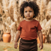 Camiseta_bebe_infantil_100_por_cento_algodao_lisa_means_love_baby_cor_telha crianca usando