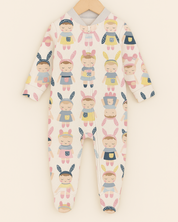 [PRÉ-VENDA] Macacão Recém-Nascido a 3M Com Zíper Frontal e Pezinho - Malha Algodão Premium | Bonequinhas fundo branco