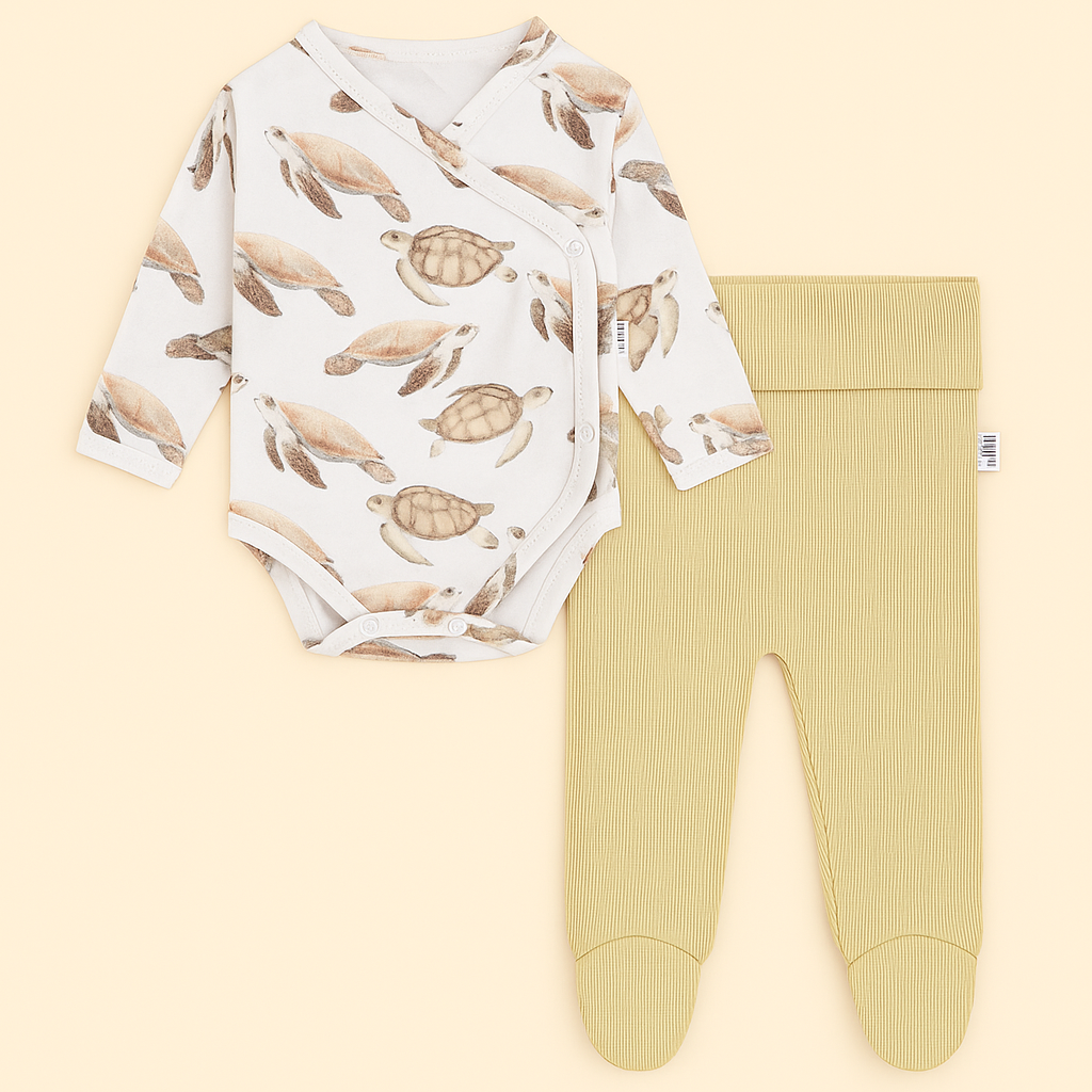 Kit Recém-Nascido – Calça com Pezinho Areia Canelada + Body Kimono Tartaruga Unissex