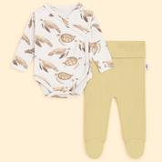 Kit Recém-Nascido – Calça com Pezinho Areia Canelada + Body Kimono Tartaruga Unissex