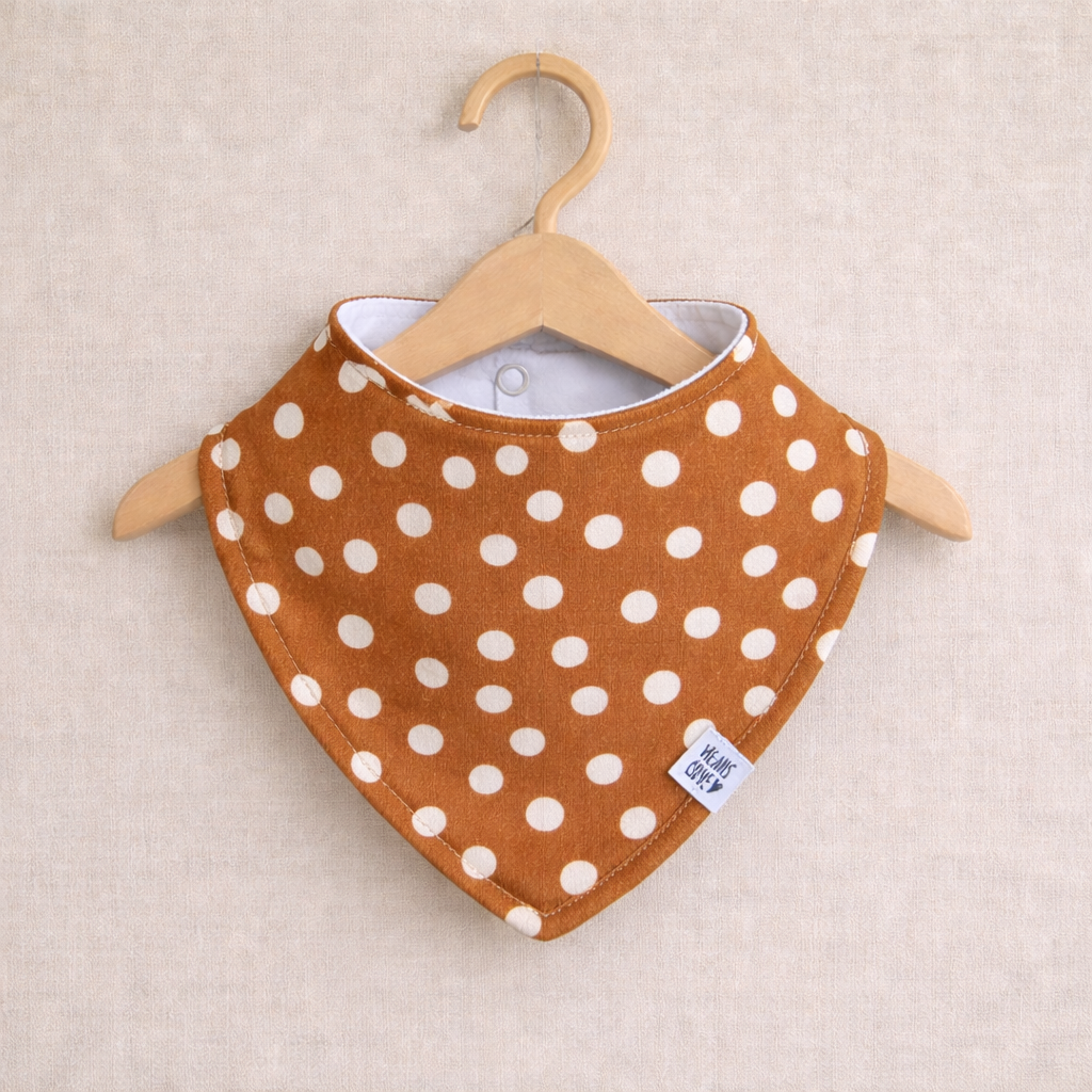 Bandana Babador Bebê Unissex – Algodão Premium Estampa Exclusiva | Caramelo Poá