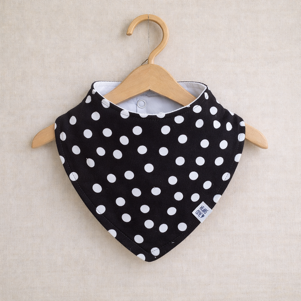Bandana Babador Bebê Menina – Algodão Premium Estampa Exclusiva | Poá Clássico Preto
