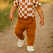 Calça Bebê e Infantil Bolsão Canguru Unissex – Algodão Canelado Premium Liso | Caramelo