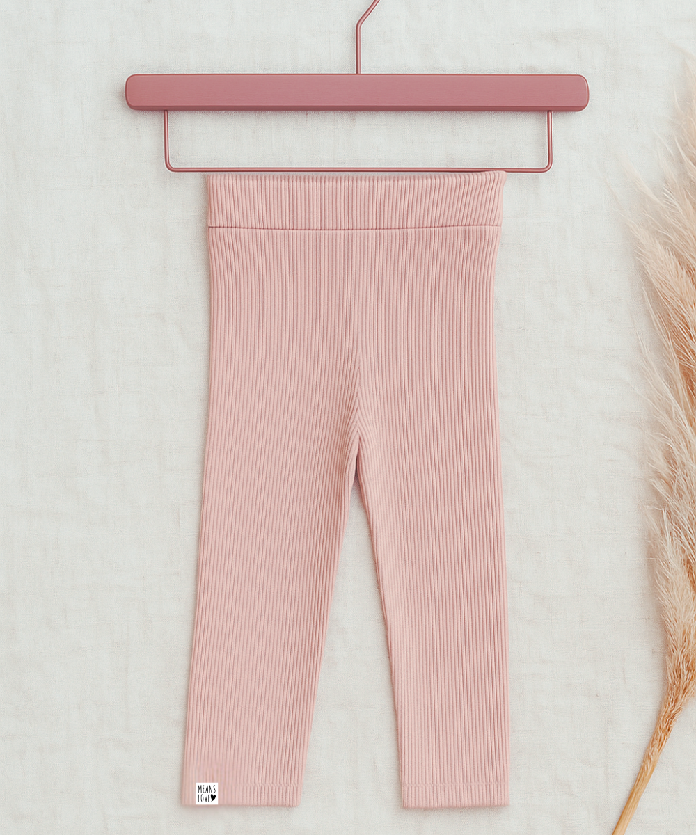 Flat_lay_sobre_cama_de_linho_com_styling_clean_legging_rosa_bebe.png