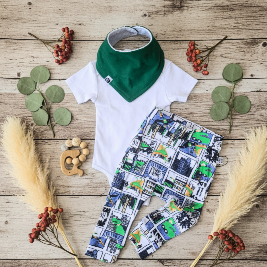 Conjunto 3 Peças Cartoon Urbano: Body Branco + Calça Cartoon + Bandana Verde Bandeira
