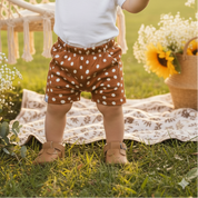 Bermuda Bebê/Infantil Menino – Algodão Premium Estampa Exclusiva | Caramelo Poá