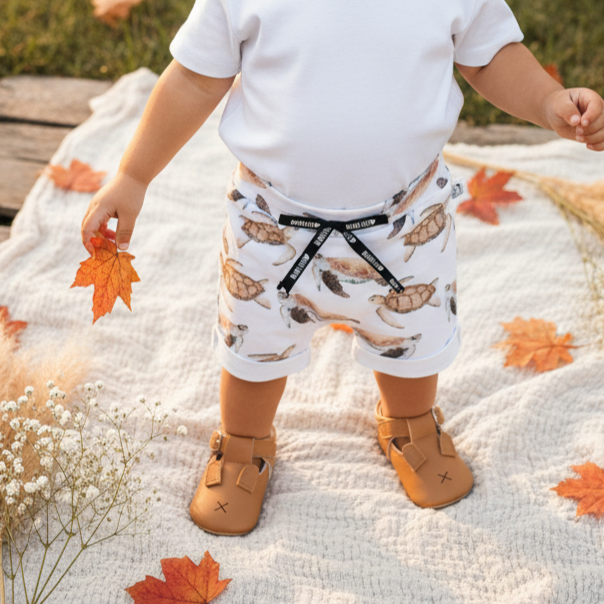 Bermuda Bebê/Infantil Menino – Algodão Premium Estampa Exclusiva | Tartarugas Aquareladas