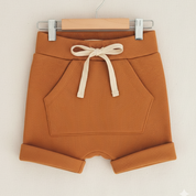Bermuda Bolsão Canguru – Algodão Canelado | Caramelo