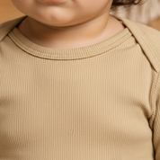 Body Bebê e Infantil Unissex – Algodão Canelado Premium Liso | Areia