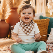 Bandana Babador Bebê Unissex – Cotton Premium Estampa Exclusiva | Vichy Marrom Clássico