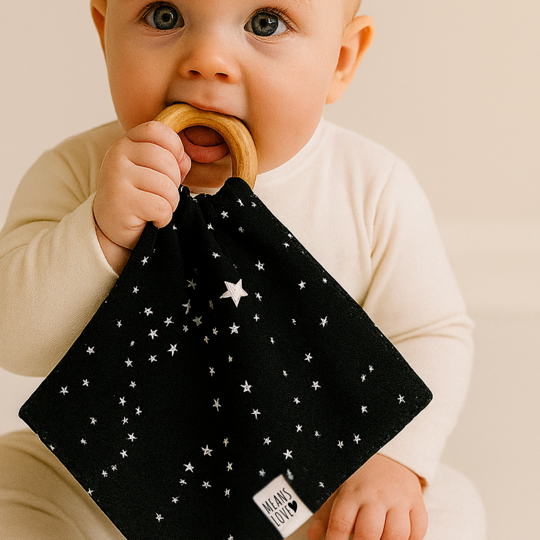Paninho_de_Boca_bebe_com_madeira_natural_estampa_exclusiva_ceu_estrelado_means_love_baby_crianca_mordendo.png