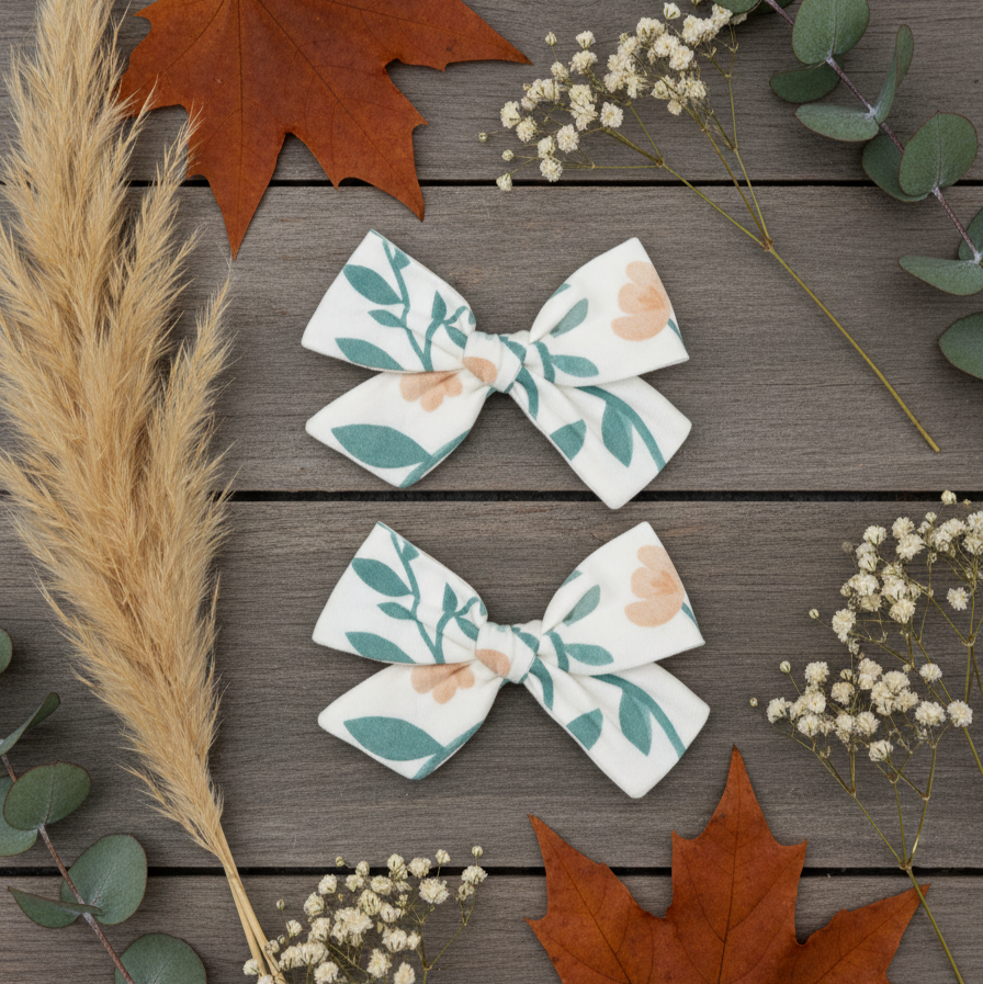 Par de Presilhas de Cabelo Infantil Algodao Canelado  Premium Liso flat lay cor Floral Vintage tons de azul