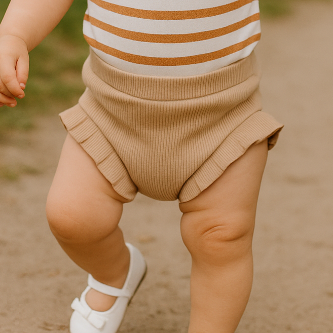Short Bebê e Infantil Plissado Menina – Algodão Canelado Premium Liso | Marrom Claro