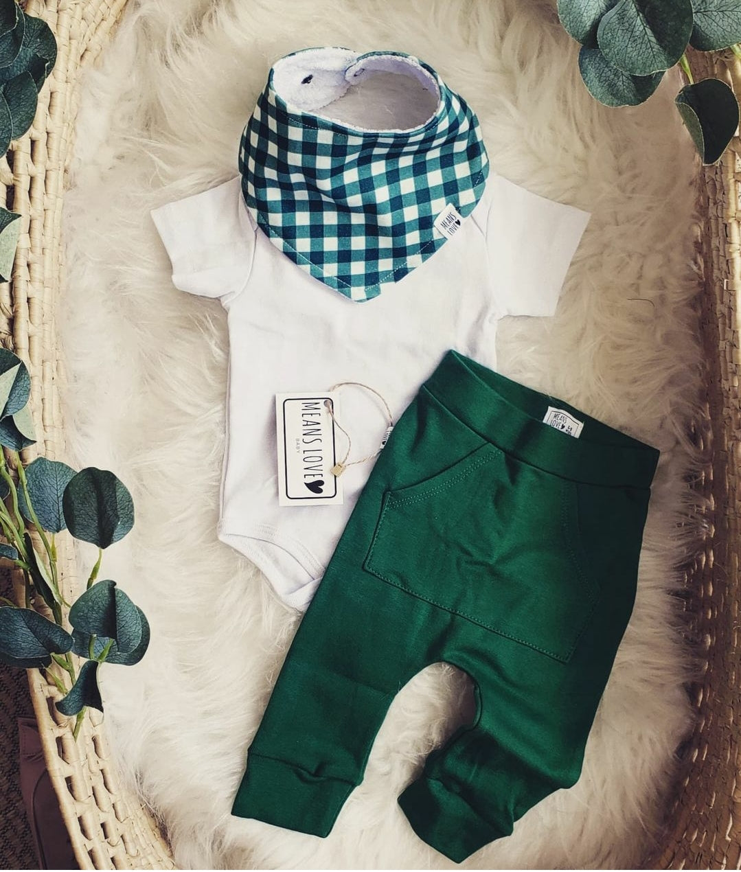 Conjunto Body Branco + Calça Verde Bandeira + Bandana Xadrez Verde