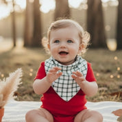 Bandana Babador Bebê Unissex – Algodão Premium Estampa Exclusiva | Grid Preto Minimalista