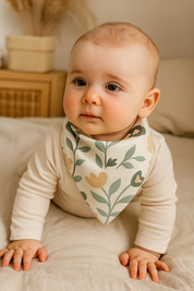 Bebê usando bandana babador unissex com estampa floral antigo, feita em algodão estampado premium, com visual delicado e retrô.

