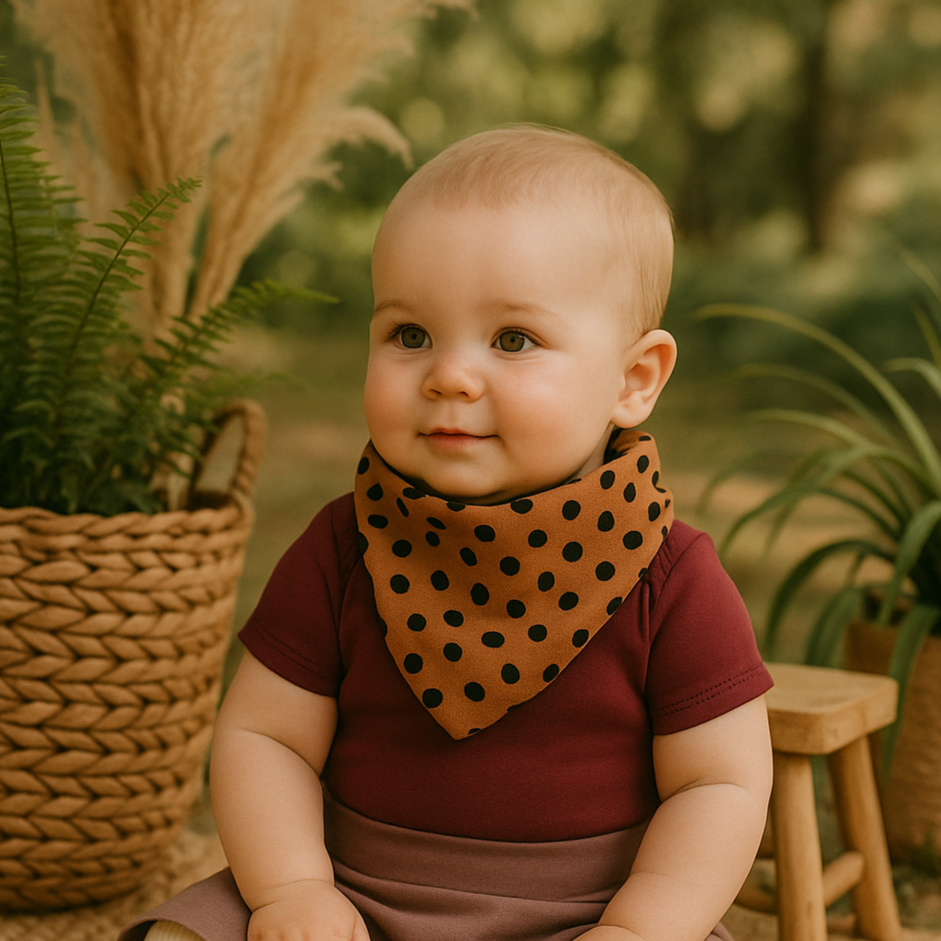 Bandana babador de luxo para bebê em algodão stretch com estampa Gattopardo em fundo marrom e poás pretos, forro atoalhado branco, vista frontal