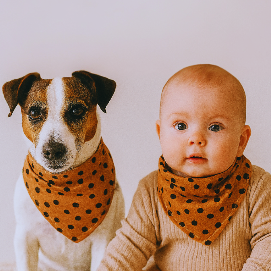Bandana babador de luxo para bebê em algodão stretch com estampa Gattopardo em fundo marrom e poás pretos, forro atoalhado branco, vista frontal