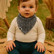 Bebê de 9 meses com bandana babador geométrica da Means Love Baby, vestindo roupa neutra bege em ambiente boho chic com luz natural.