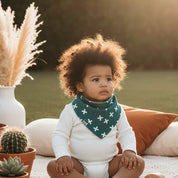 bandana-babador-bebe-unissex-algodao-premium-azul-cruzetas-luxo crianca usando