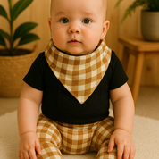 Bandana babador unissex para bebê com estampa xadrez marrom e forro atoalhado, combinando com look minimalista em ambiente acolhedor.


