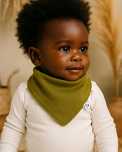 Bandana Babador Bebê Unissex – Algodão Stretch Liso | Oliva Natural